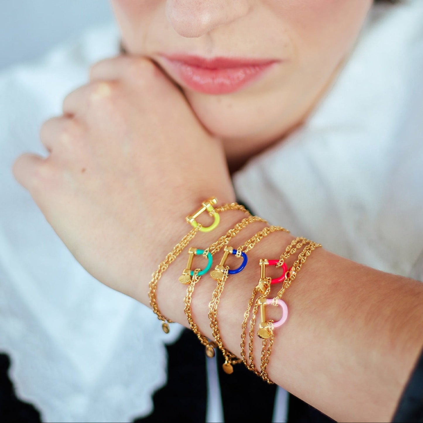 Bracelet avec chaîne marine double et manille ROUGE