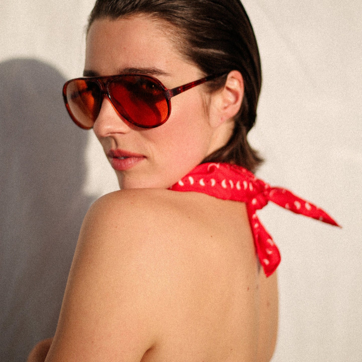 Bandana en soie rouge avec motif breton