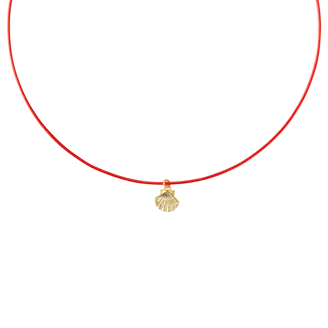 Collier cordon rouge et sa coquille Saint Jacques