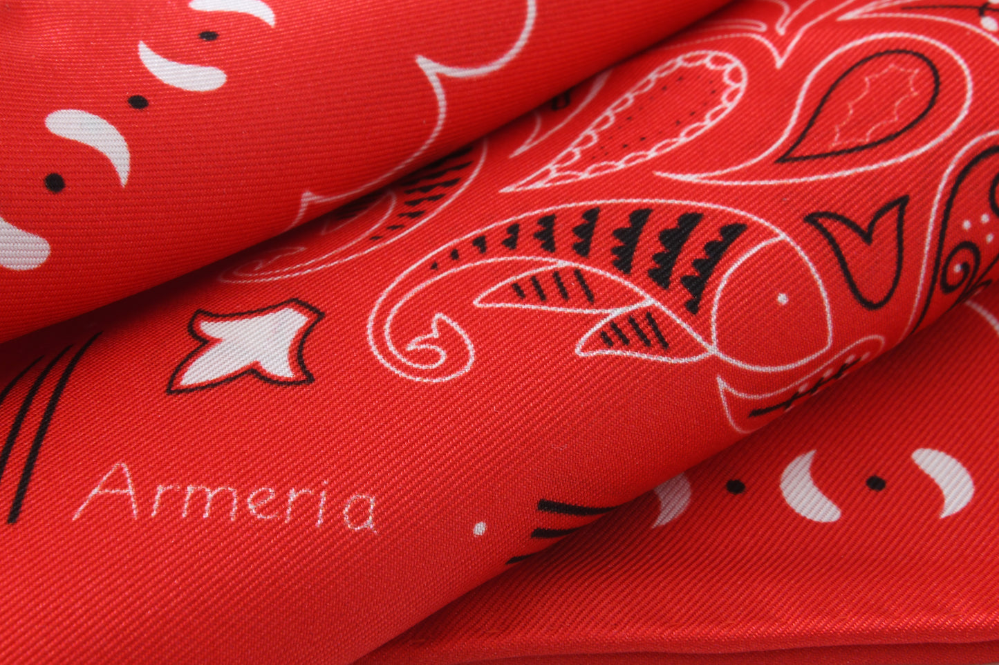 Bandana en soie rouge avec motif breton