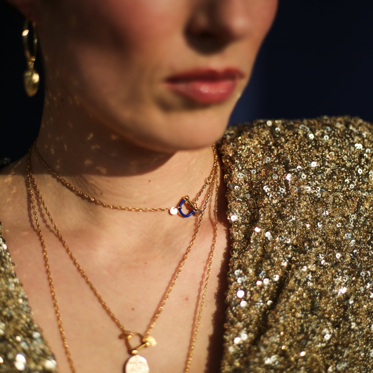 Collier avec manille bleue