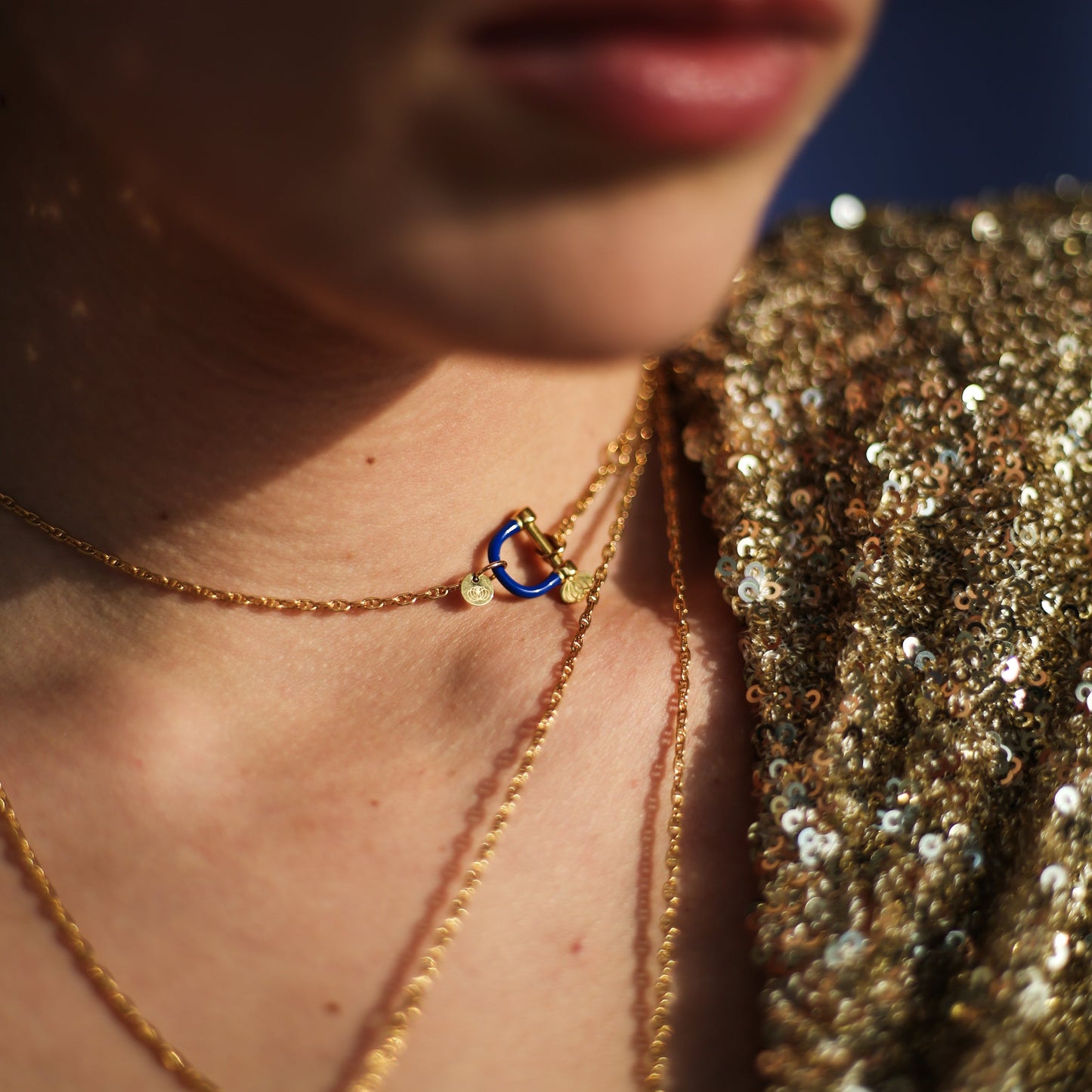 Collier avec manille bleue