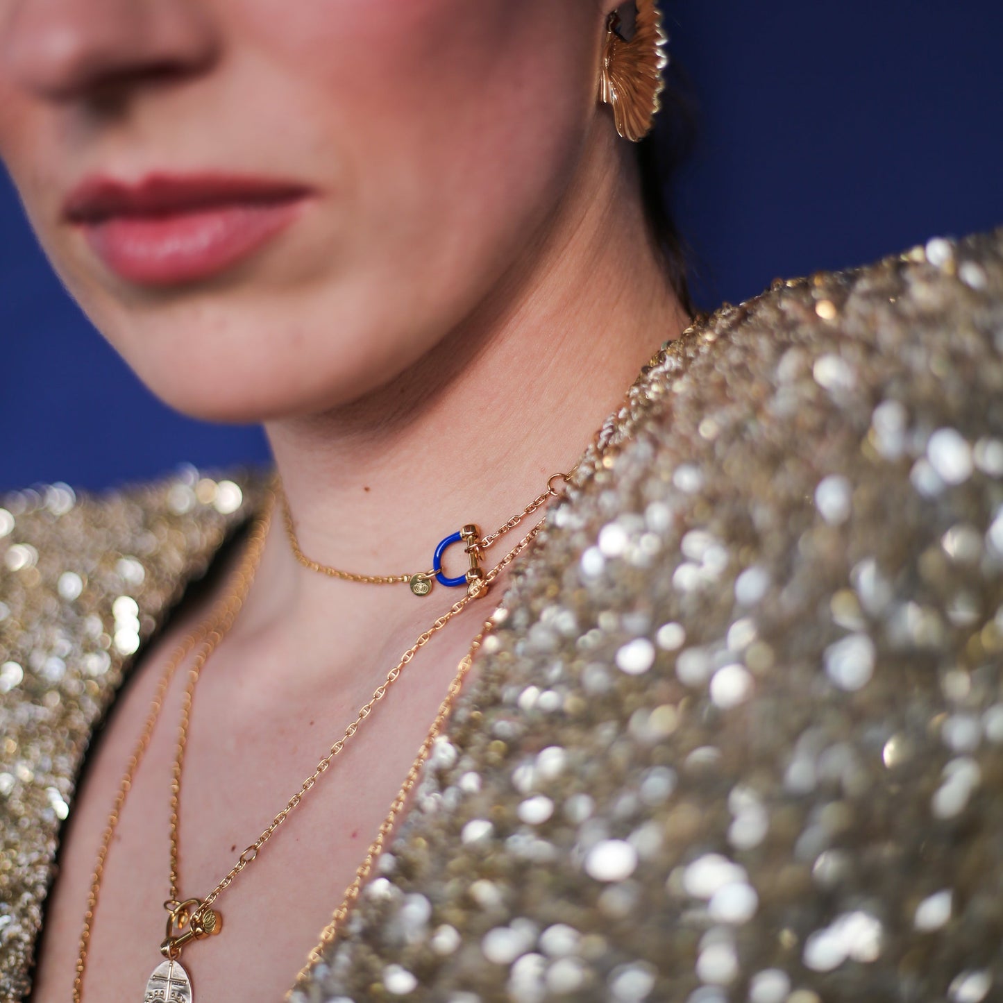 Collier avec manille bleue