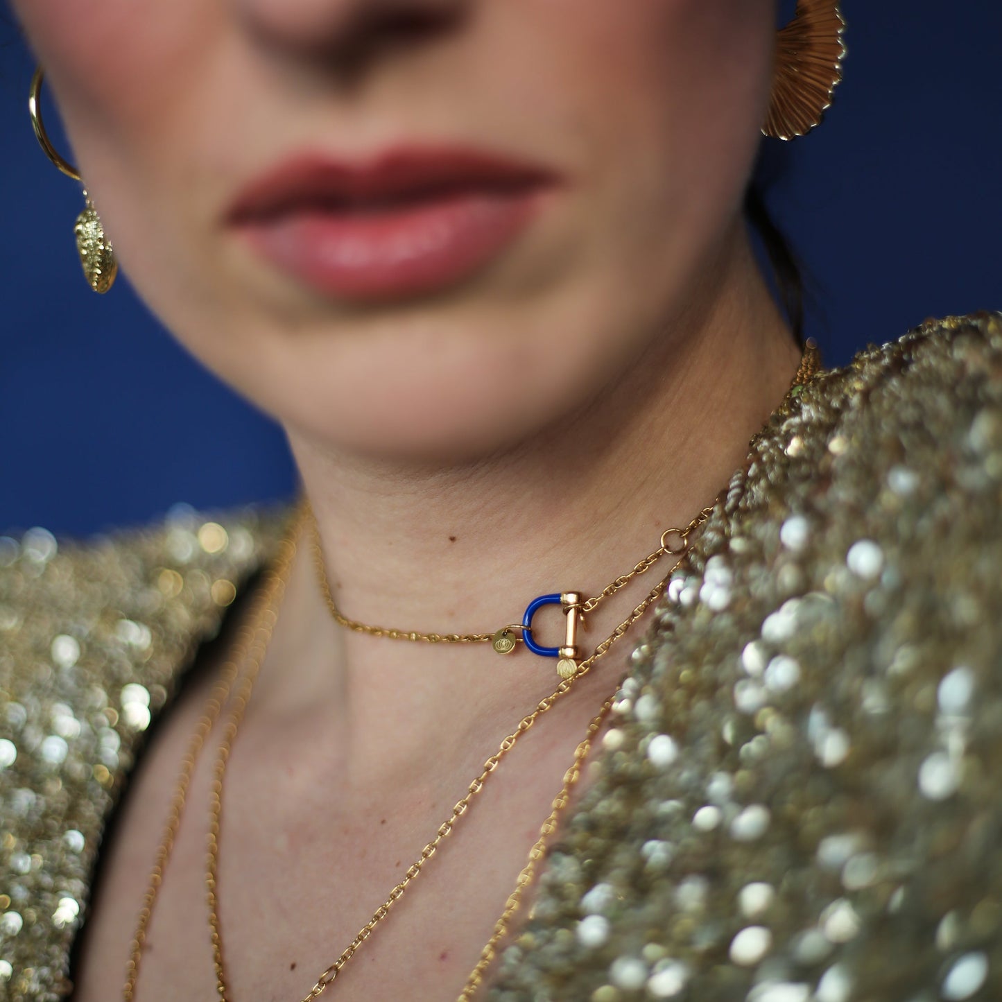 Collier avec manille bleue