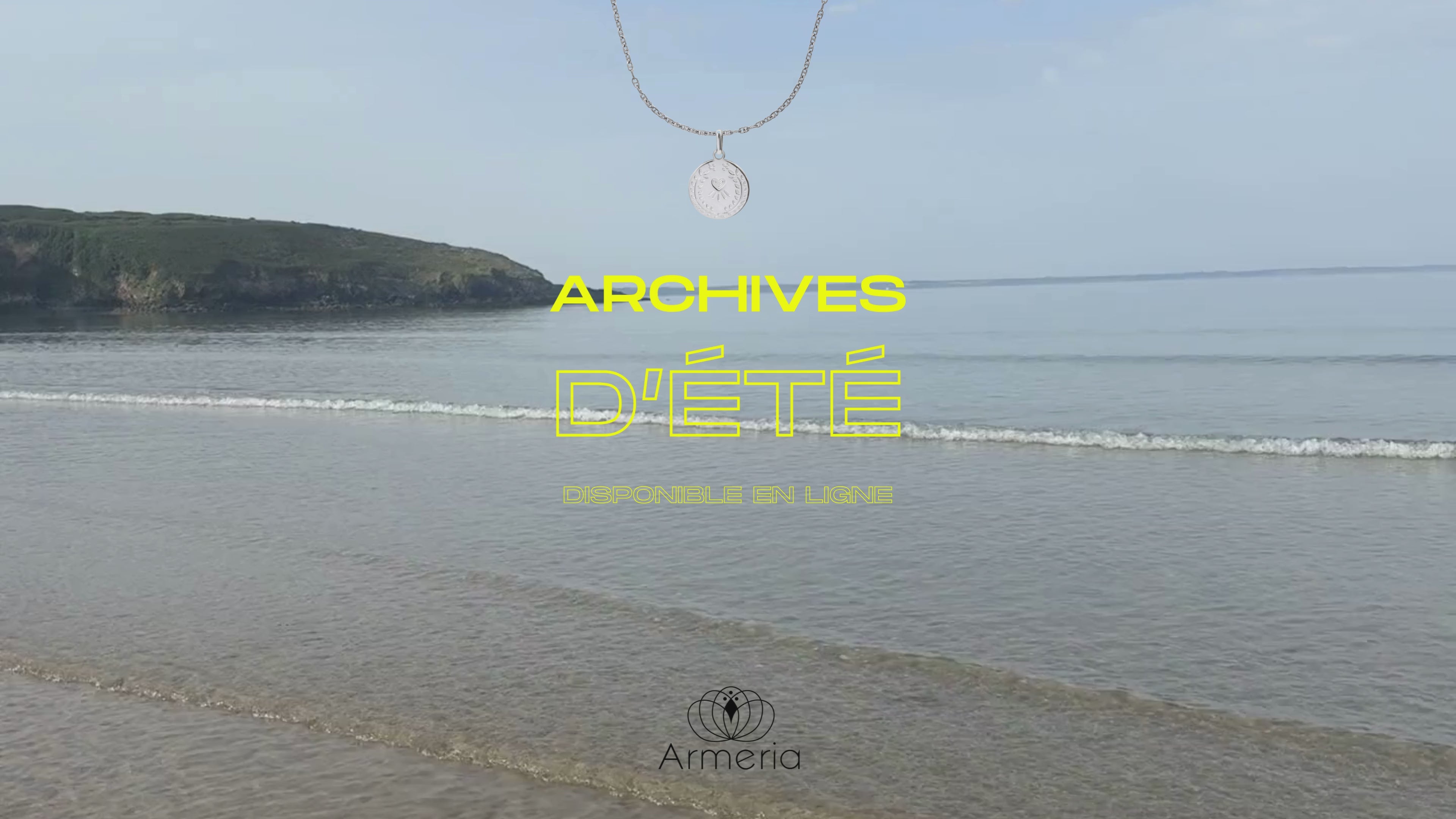 Charger la vidéo : Archives d'été ☀️ 20% de réduction | Certaines créations ont accompagné des milliers de femmes avant de quitter discrètement les collections.Les Archives d'été sont désormais disponibles en ligne.Vous y retrouverez les dernières pièces de collections emblématiques, en quantités très limitées. Une occasion de découvrir — ou de retrouver — des bijoux qui ont marqué l'histoire d'Armeria.Profitez de -20% de réduction sur une sélection d'articles.Une fois ces dernières pièces parties, elles ne reviendront pas.Disponible dès maintenant sur armeria.bzh.